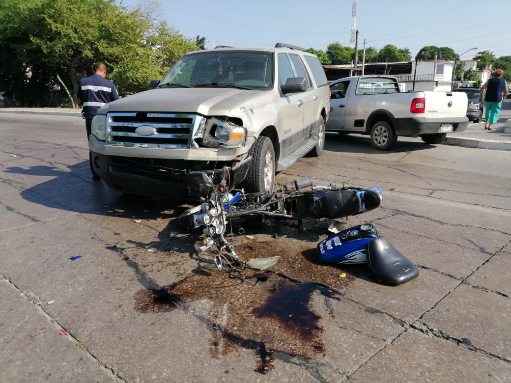 Motociclista sale lesionado tras ser impactado por camioneta que omitió el alto.