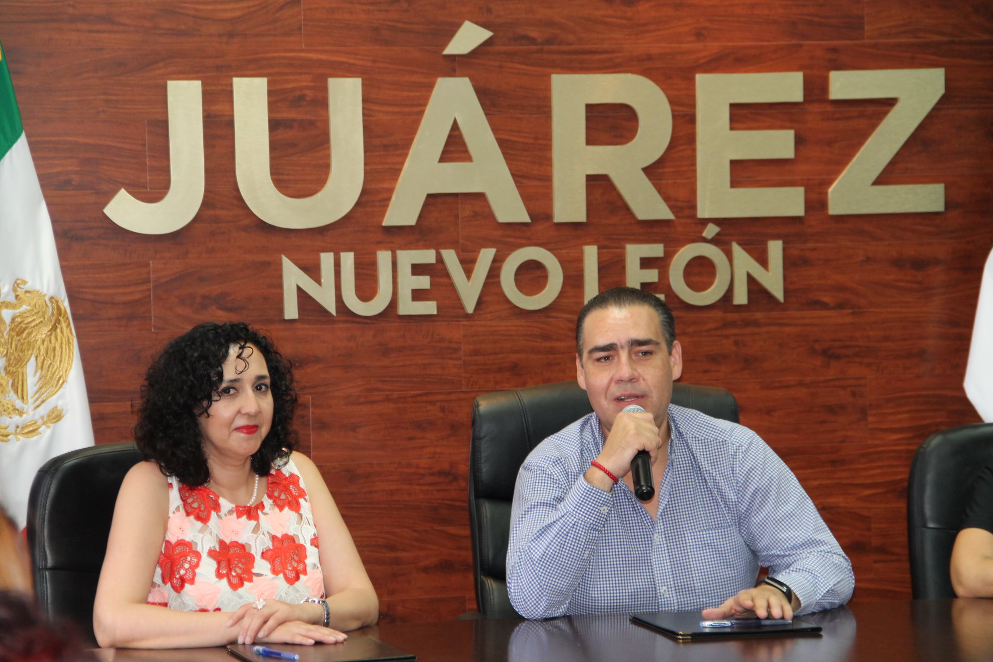 La presidenta de la CEDH, Sofía Velasco Becerra, y del alcalde Heriberto Treviño. (Especial)