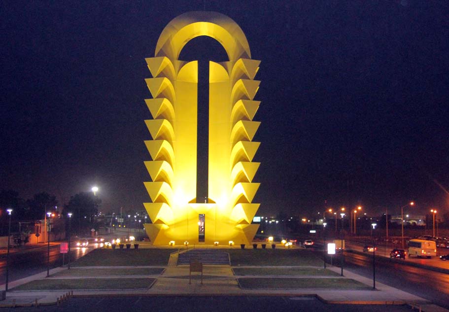 La Puerta de Torreón simboliza dos espigas que forman la unión de los 38 Estados de Coahuila. (Martín Piña)