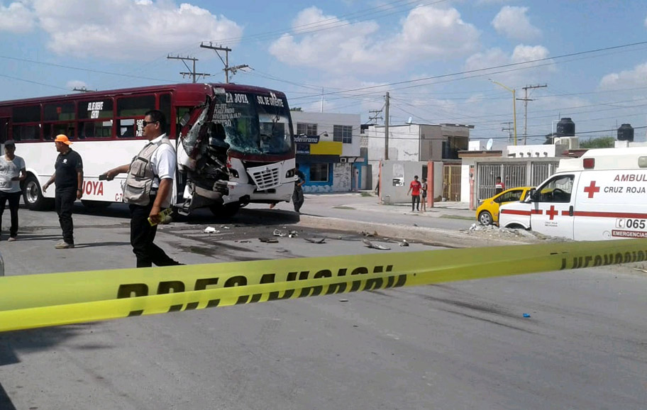 Los tanques de gas que transportaba la camioneta presentaron fugas. (Notivox Digital)