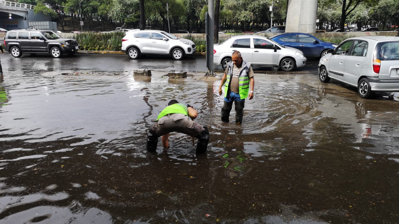Trabajadores de Protección Civil y del Sacmex laboran en los desazolves. (Jorge Becerril)