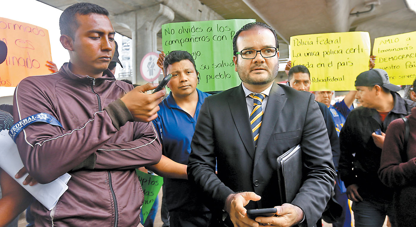Agentes que mantienen la protesta con el abogado Enrique Carpizo. (Araceli López)