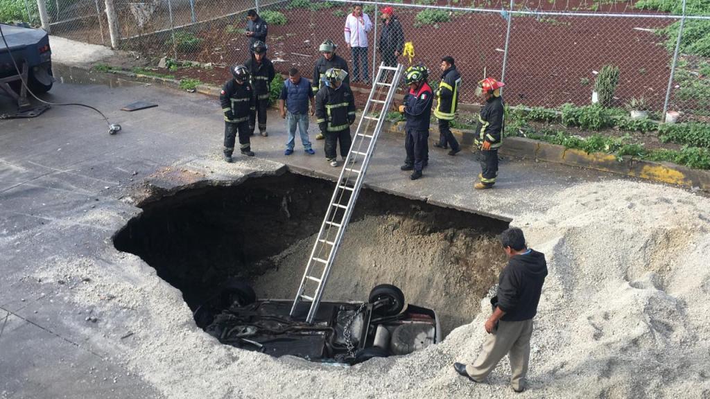 Los autos cayeron al socavón que se originó en Ecatepec. | Especial