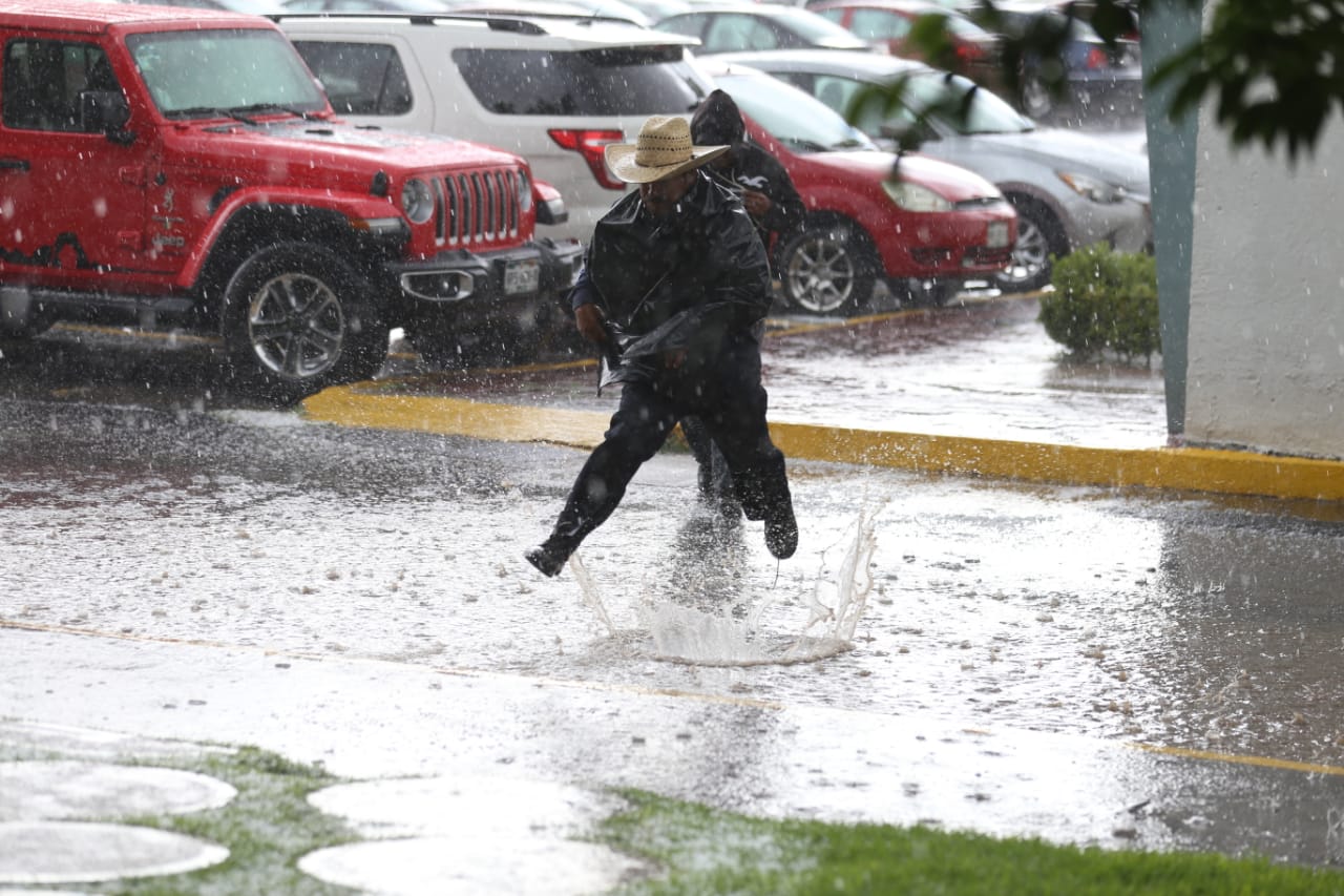 Lluvias en la zona sur de Pachuca provocan encharcamientos. (Jorge Sánchez)