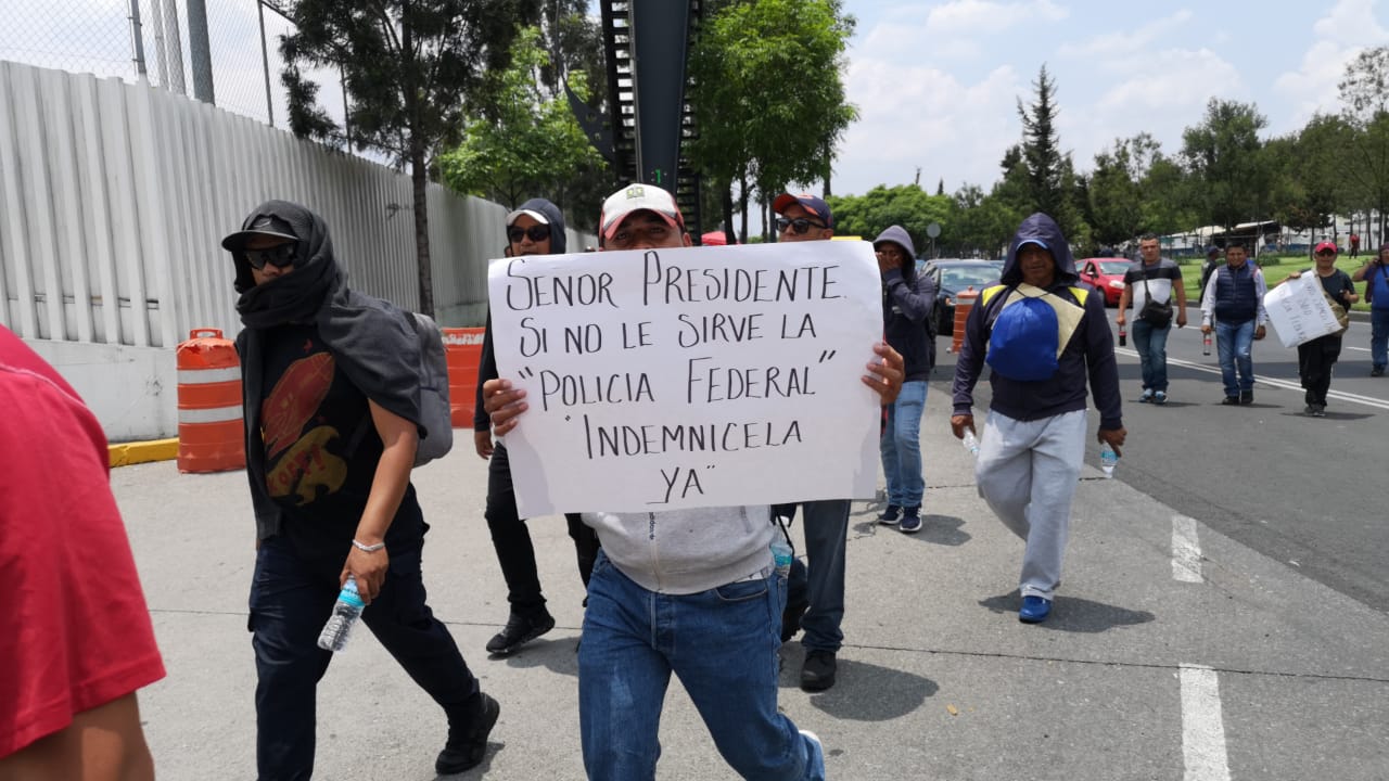 Por medio de pancartas continúan protestas de la Policía Federal (Jorge Becerril).