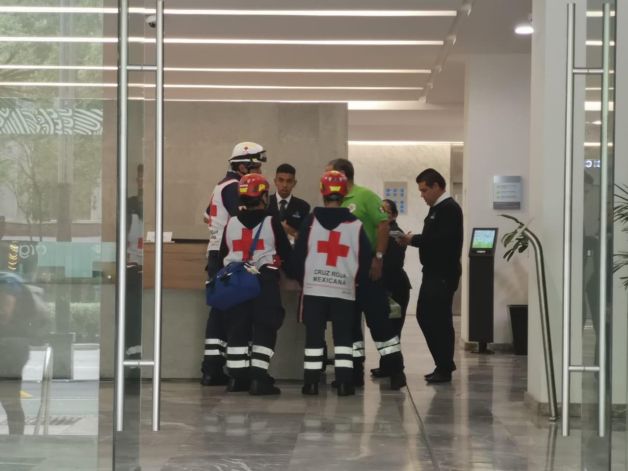 Paramédicos no se pudieron llevar a la mujer del lugar por lo que tuvieron que retirarse. (Jorge Becerril)