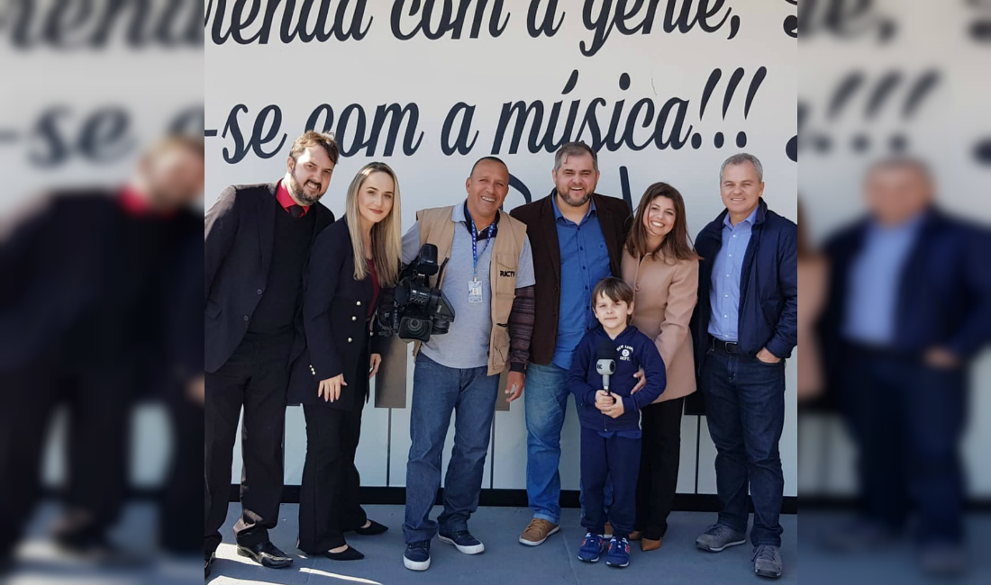 Rafael tiene siete años y domina 9 idiomas (Instagram).