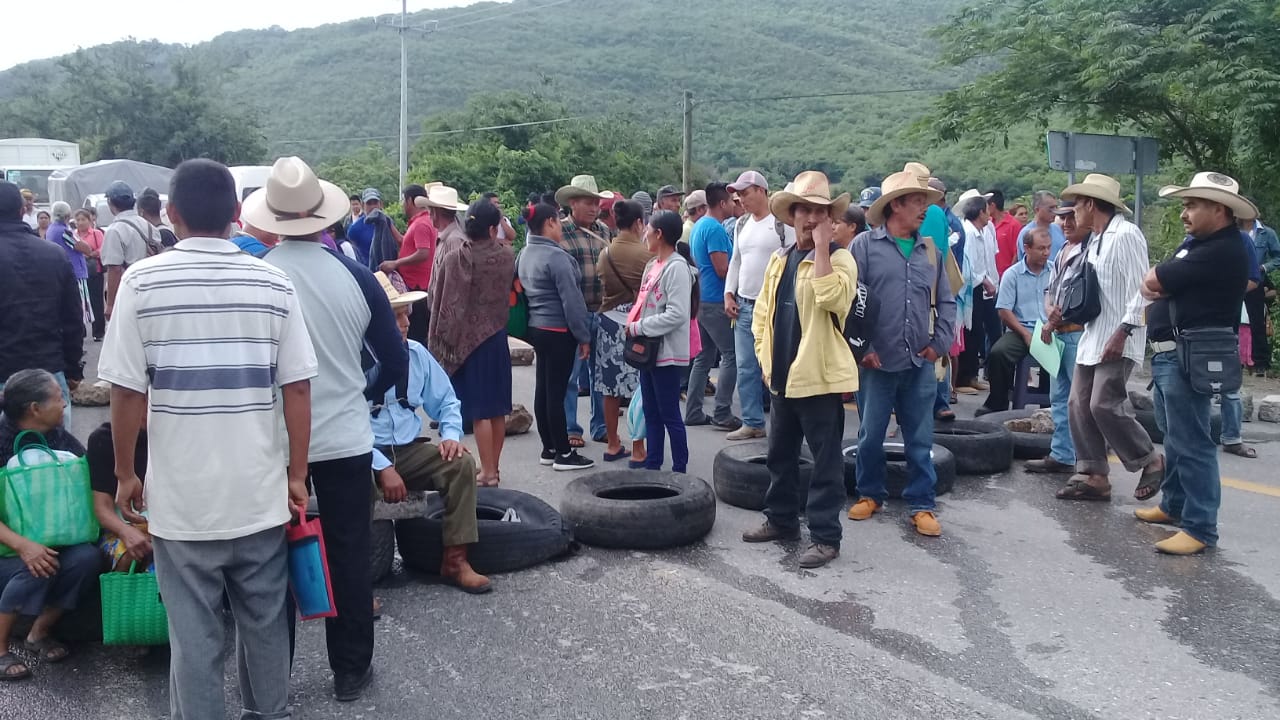 Los trabajadores aseguran que los trámites y las instituciones no les han dado respuesta a sus peticiones.