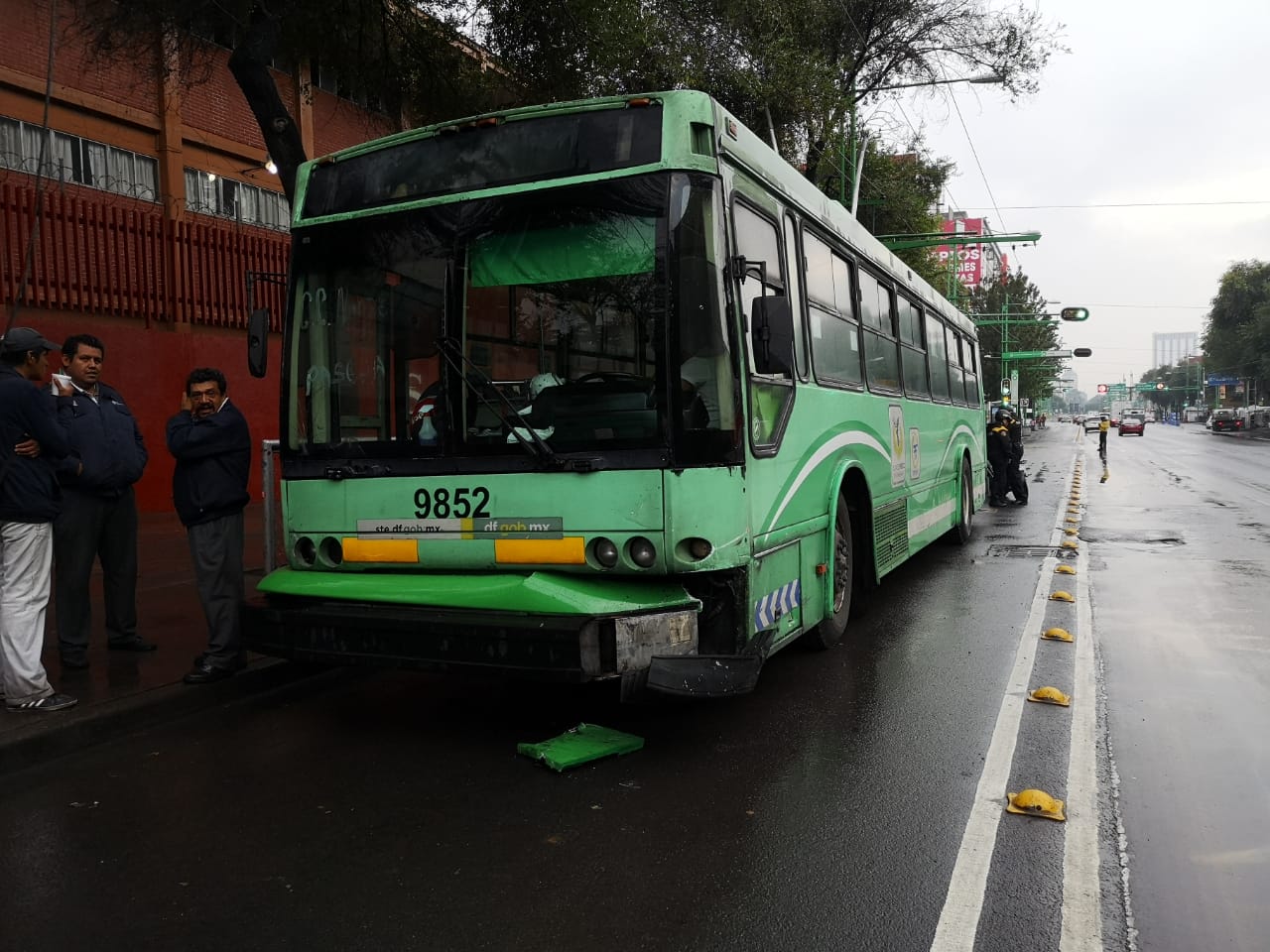 El Trolebús sufrió daños en su parte frontal. (Jorge Becerril)