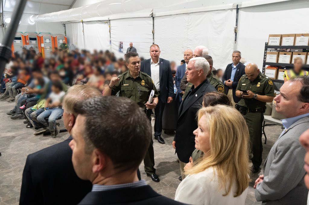 El vicepresidente de Estados Unidos, Mike Pence, acudió a McAllen, Texas, para el centro de detención de migrantes de Donna (@VP)