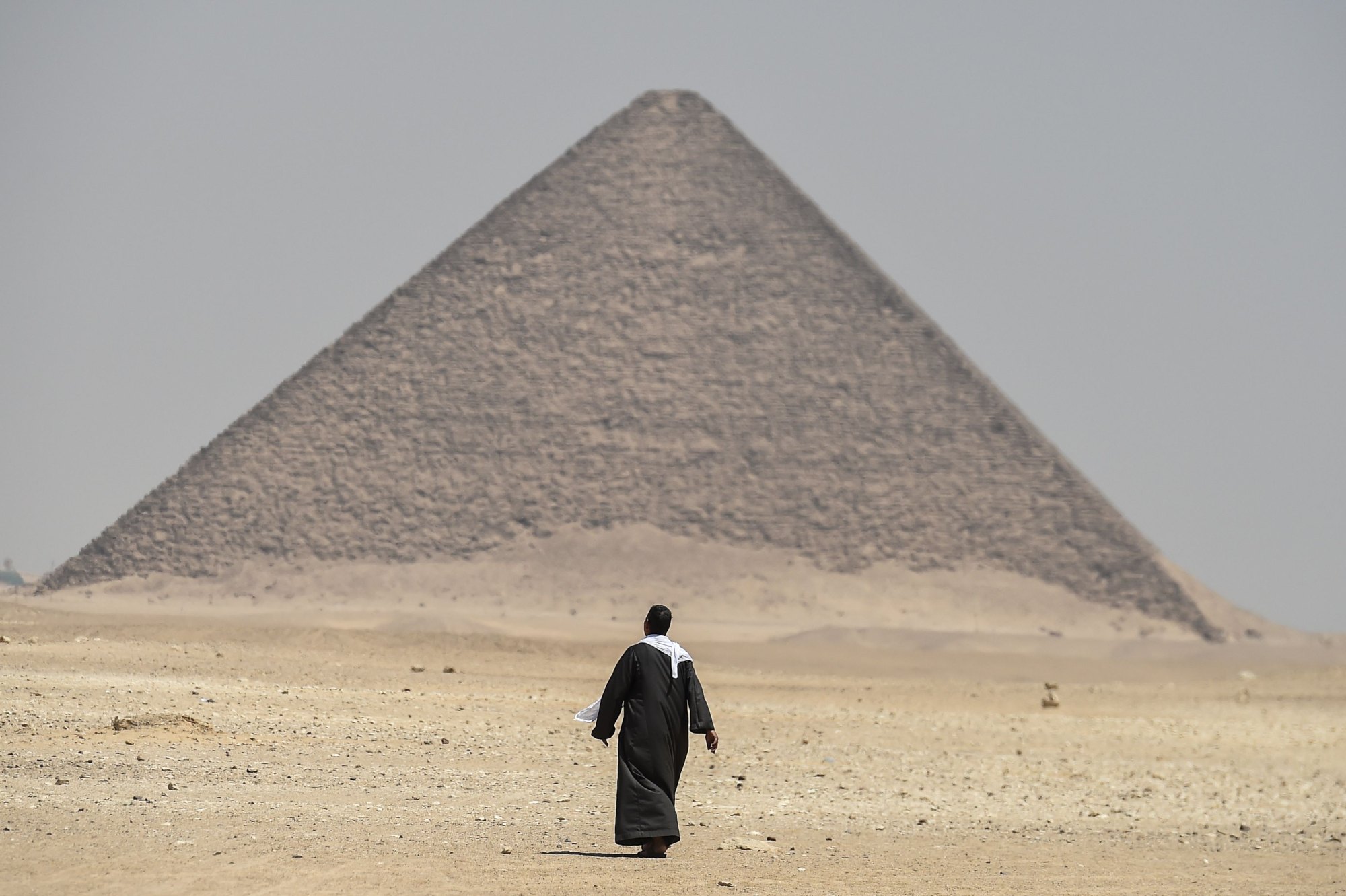 Egipto. Un hombre camina junto a la Pirámide Roja, en Dahshur, al sur de El Cairo. (AFP)