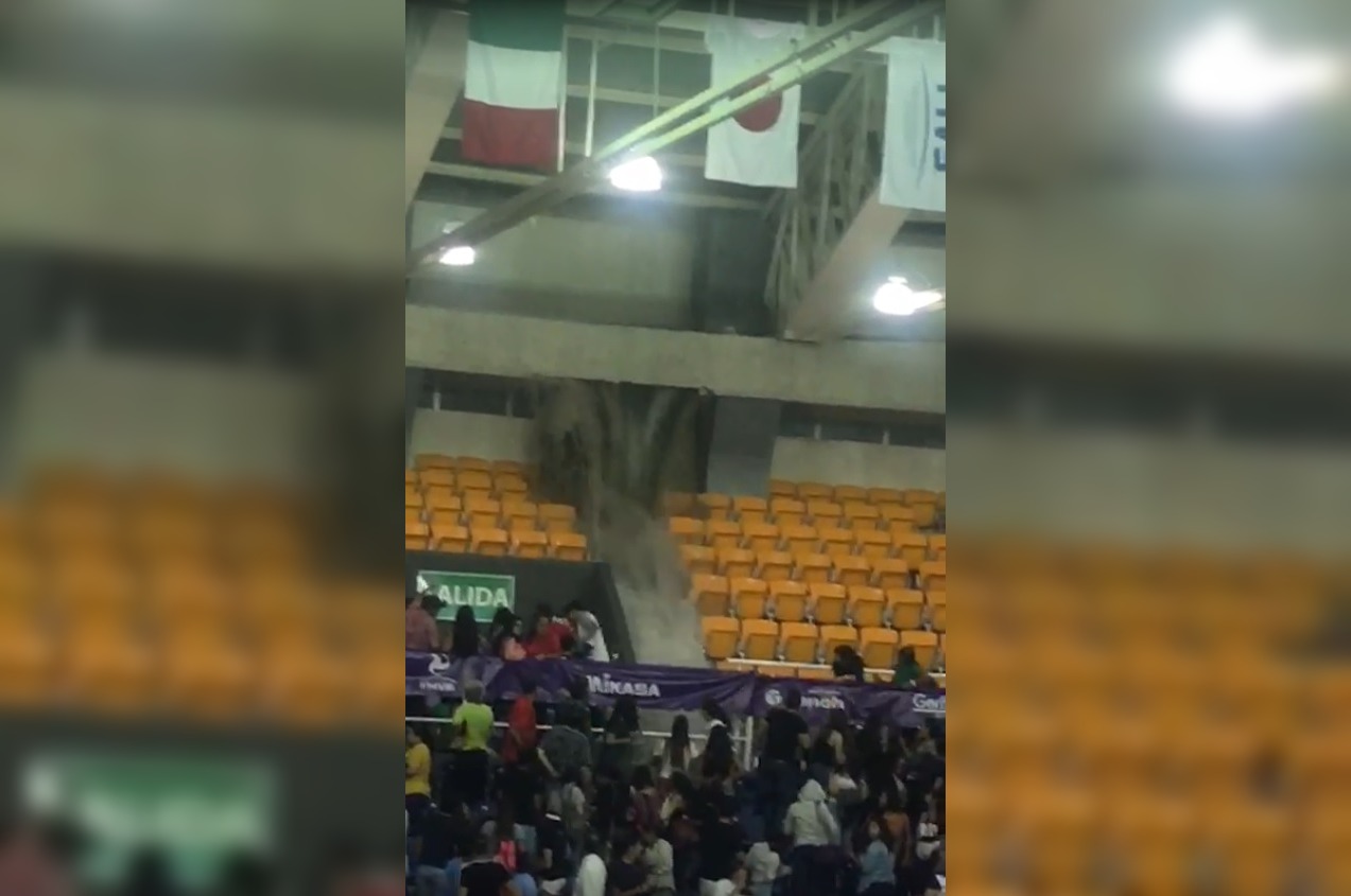 Las fuertes lluvias en Aguascalientes provocaron el desplome del techo del Auditorio Morelos. (Captura de pantalla)
