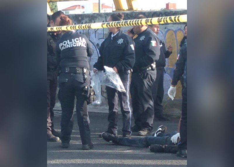 El joven de 25 años de edad empezó a convulsionar y fue atendido por paramédicos (Especial)