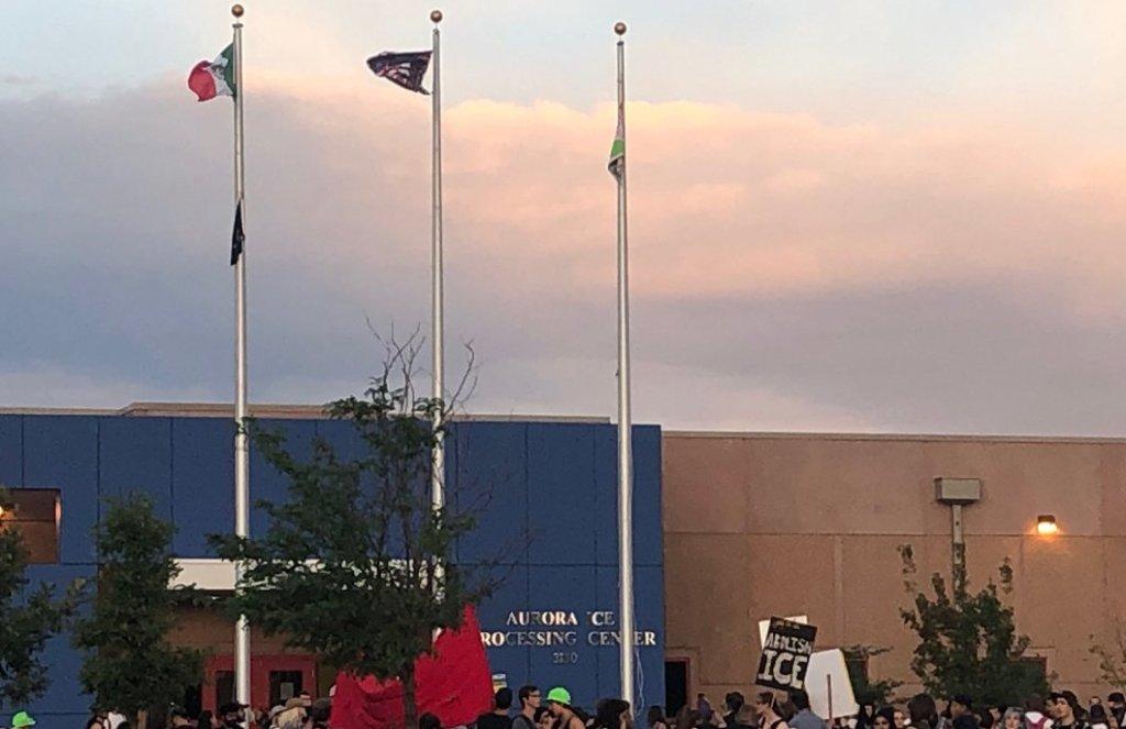 Los manifestantes colocaron la bandera de México en un centro de detención en Colorado. | Twitter @LesleeBroersma