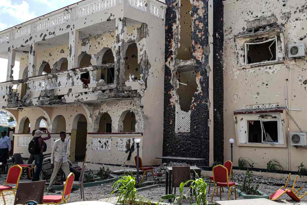 Los miembros del grupo extremista Al-Shabaab irrumpieron en el hotel después de detonar un coche bomba. AFP