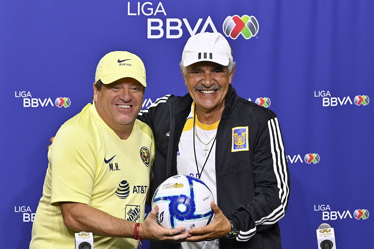 Miguel Herrera y Ricardo Ferretti durante la conferencia previa al Campeón de Campeones (Imago7)