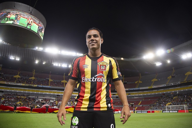 Omar Bravo luciendo el nuevo jersey de Leones Negros. (Cortesía)