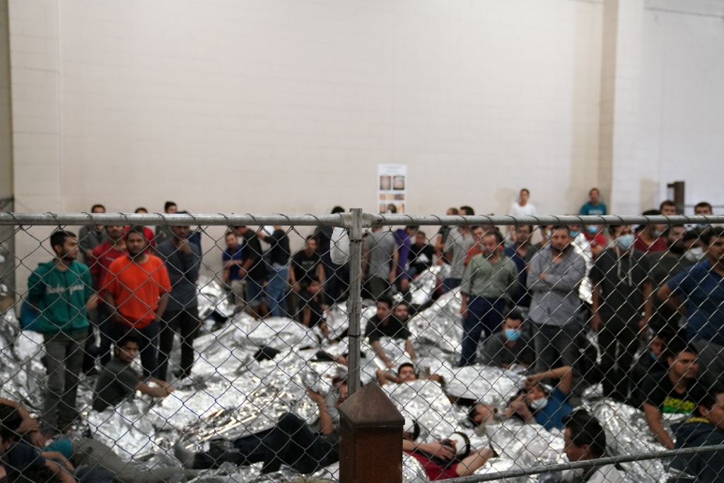 El relato de Dawsey llega justo en un momento en el que la tensión política por la migración ilegal en Estados Unidos ha alcanzado nuevas cuotas. Reut