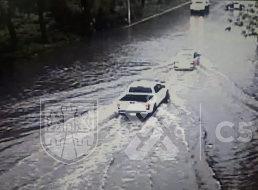 Se reportó el brote de aguas negras en la calle Lázaro Cárdenas, en la GAM. | Twitter @C5_CDMX
