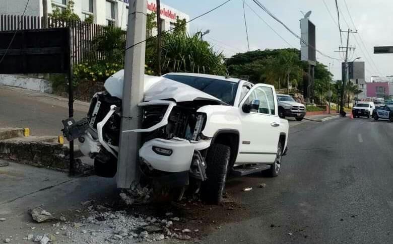 Camioneta choca contra poste en Tampico, conductor se da a la fuga ...