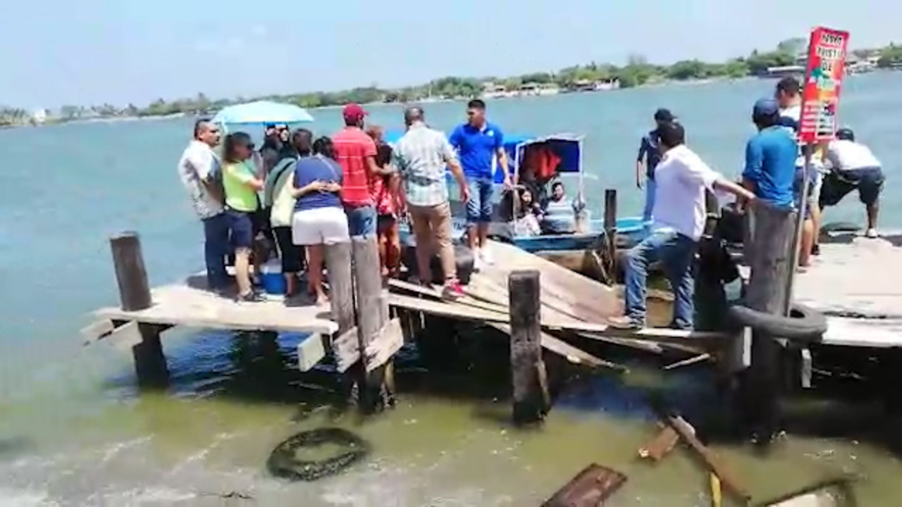 Se desploma muelle El Chachalaco en Tampico y gente cae al río Pánuco