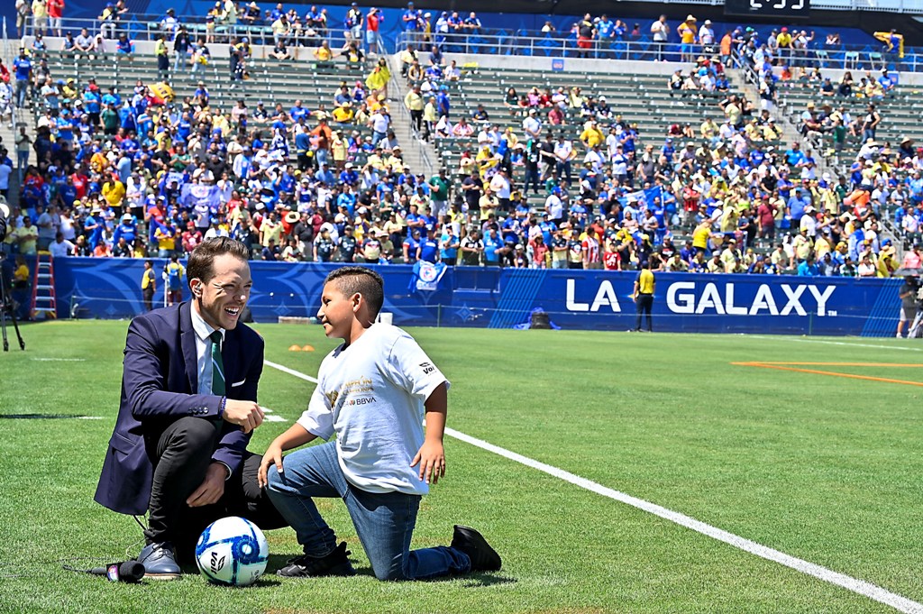 Diego, el niño que se hizo viral por practicar el protocolo de la Liga Mx, en la cancha del Dignity Health Tennis Center (Especial)