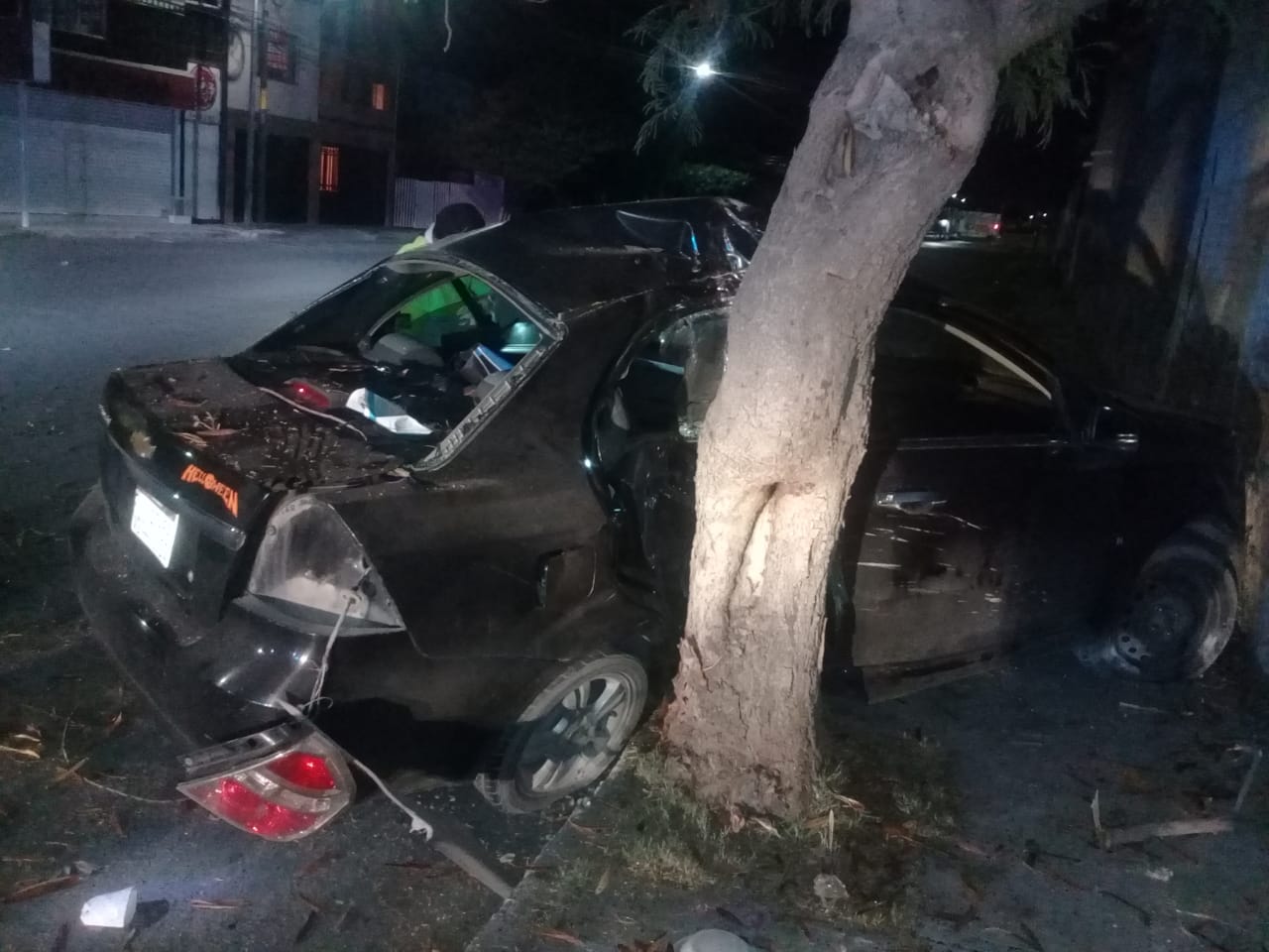 El joven también chocó contra un árbol. (Especial)