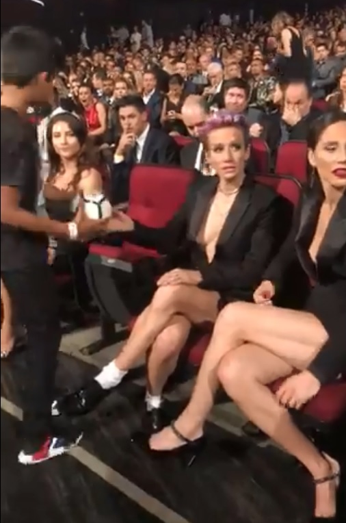 Megan Rapinoe al momento de entregarle el balón al niño (Twitter: @ABCNetwork)