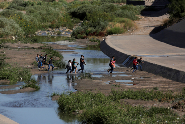 Migrantes cruzan el Río Bravo para ingresar a Estados Unidos. |Reuters