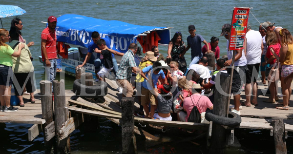 El muelle de espera en el cruce de lanchas El Chachalaco colapsó lo que provocó que gente cayera al río Pánuco (Foto/José Luis Tapia)