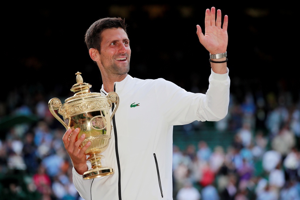 Novak Djokovic se corona en Wimbledon 2019 (Reuters)