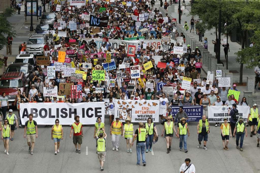 En contra de las políticas migratorias de Trump, cientos de manifestantes pidieron frenar las deportaciones (AFP)