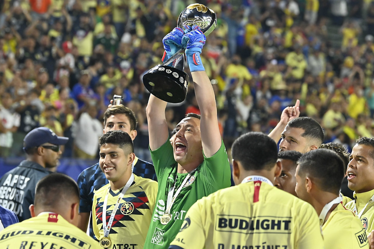 Agustín Marchesín levantando el título del Campeón de Campeones (Imago7)