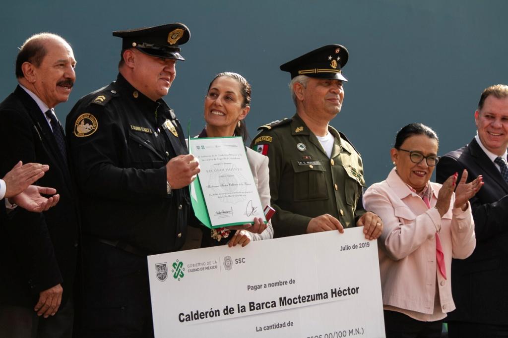 Claudia Sheinbaum entregó reconocimientos a los policías del mes de mayo y junio en la alcaldía Iztacalco (Notimex)