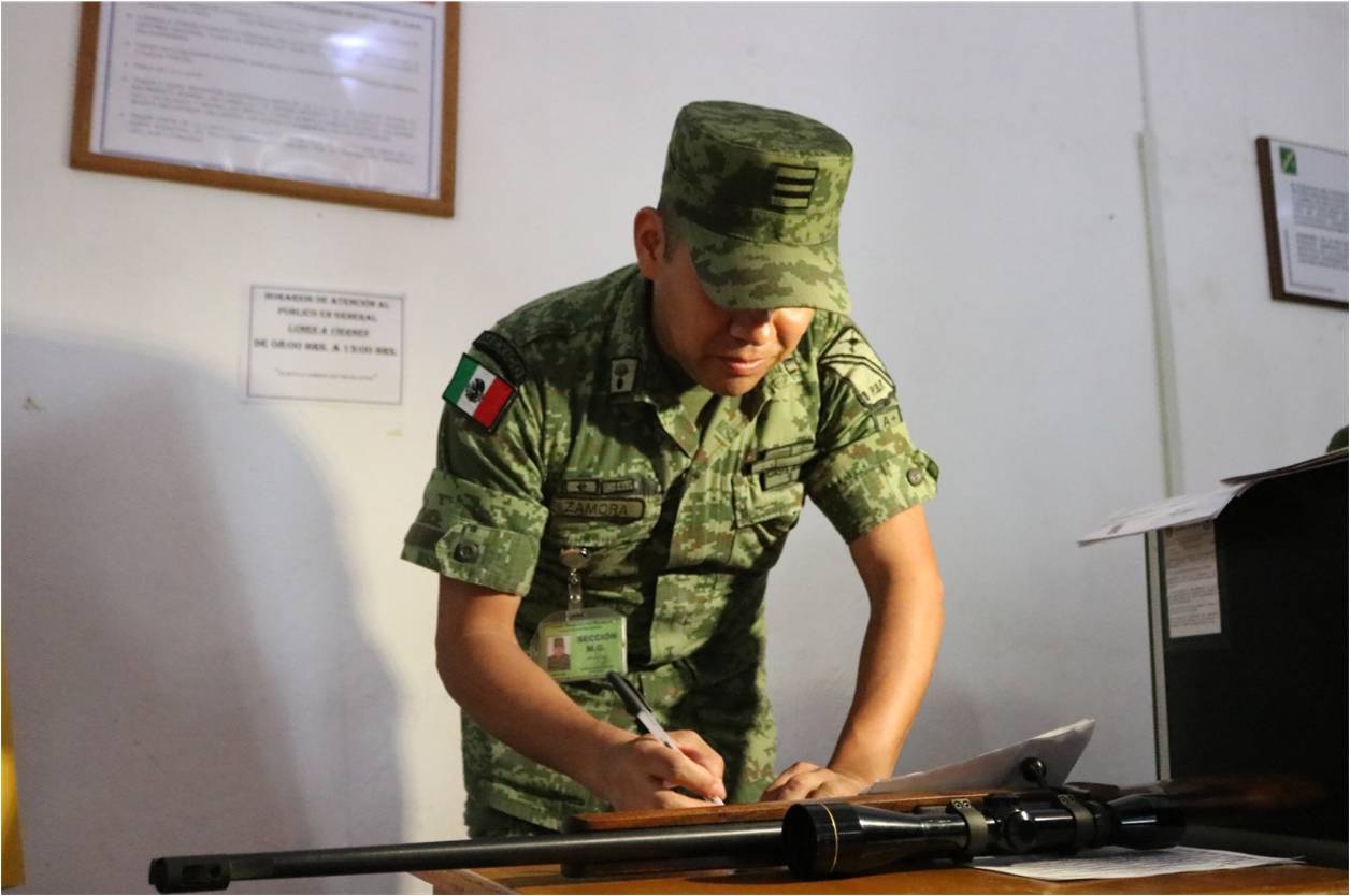 Elementos de SEDENA realizan el registro de armas en Sarabia, Villagrán. Foto: Dany Béjar.
