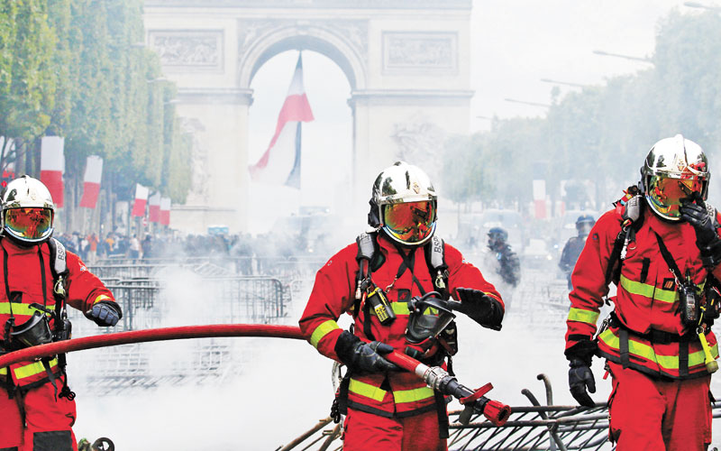Los gendarmes utilizaron gases lacrimógenos contra los encapuchados que tomaron la emblemática avenida de la capital gala. (Reuters)
