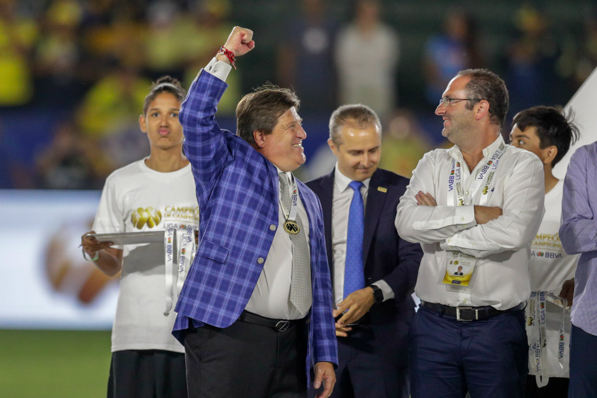 Miguel Herrera celebrando el título de América en el Campeón de Campeones (Mexsport)
