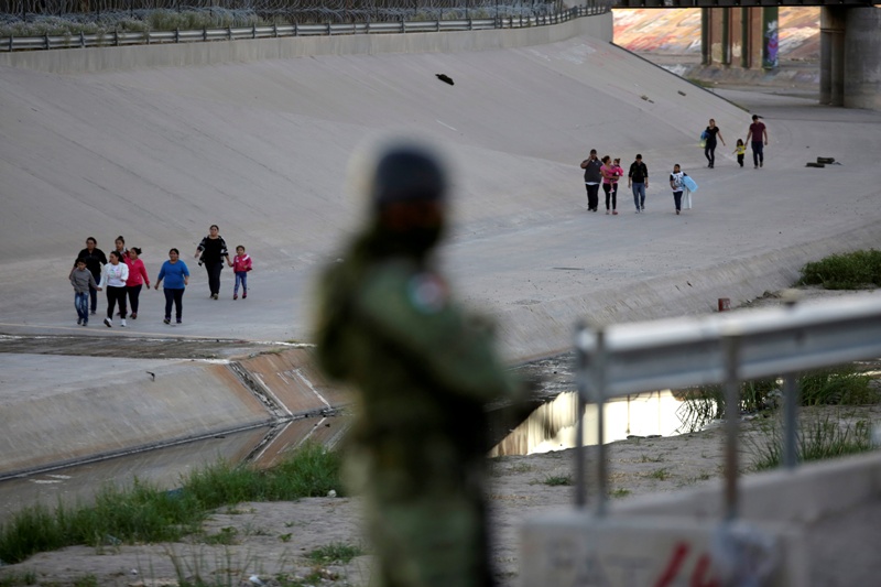 La norma se aplica incluso a niños que hayan cruzado la frontera solos. (Reuters)