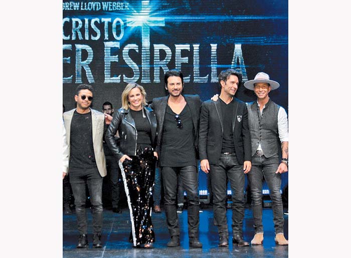 Los papeles principales, a cantantes de pop. Alfonso Manzano