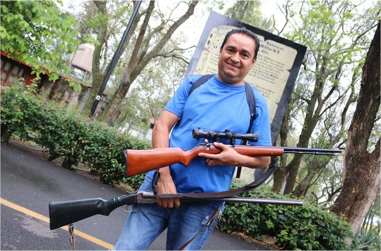 Ricardo López muestra sus armas. Foto: Dany Béjar.