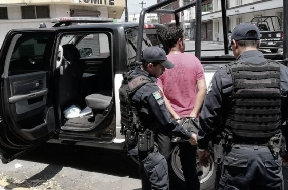 El asaltante fue trasladado hacia las instalaciones de la corporación. (Foto: Especial)