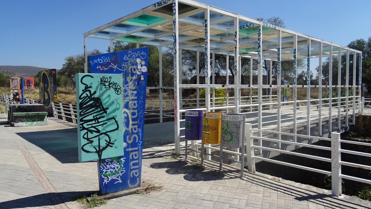 El parque lineal de la Sardaneta se encuentra vandalizado