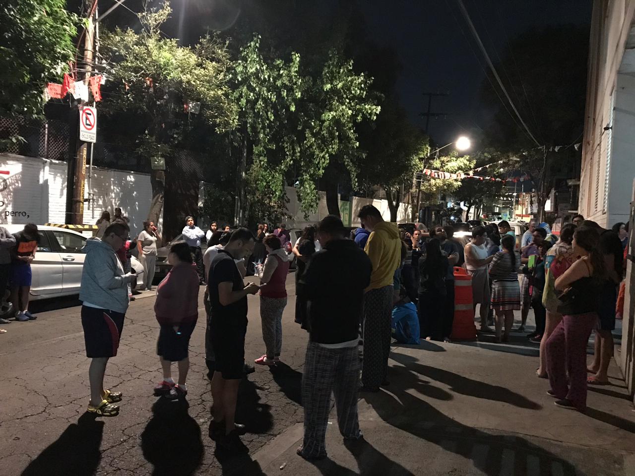 Habitantes de algunos edificios evacuaron ante el sismo. (Rosalía Solís)