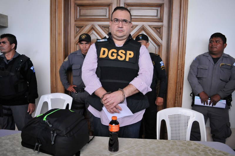 Javier Duarte previo al despegue del aeronave que lo trasladó a México./ Cuartoscuro