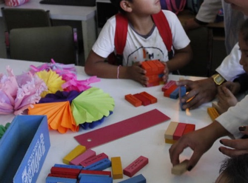 A través de juegos y diversas dinámicas se les advierte de los riesgos. (Claudia Aguilar)