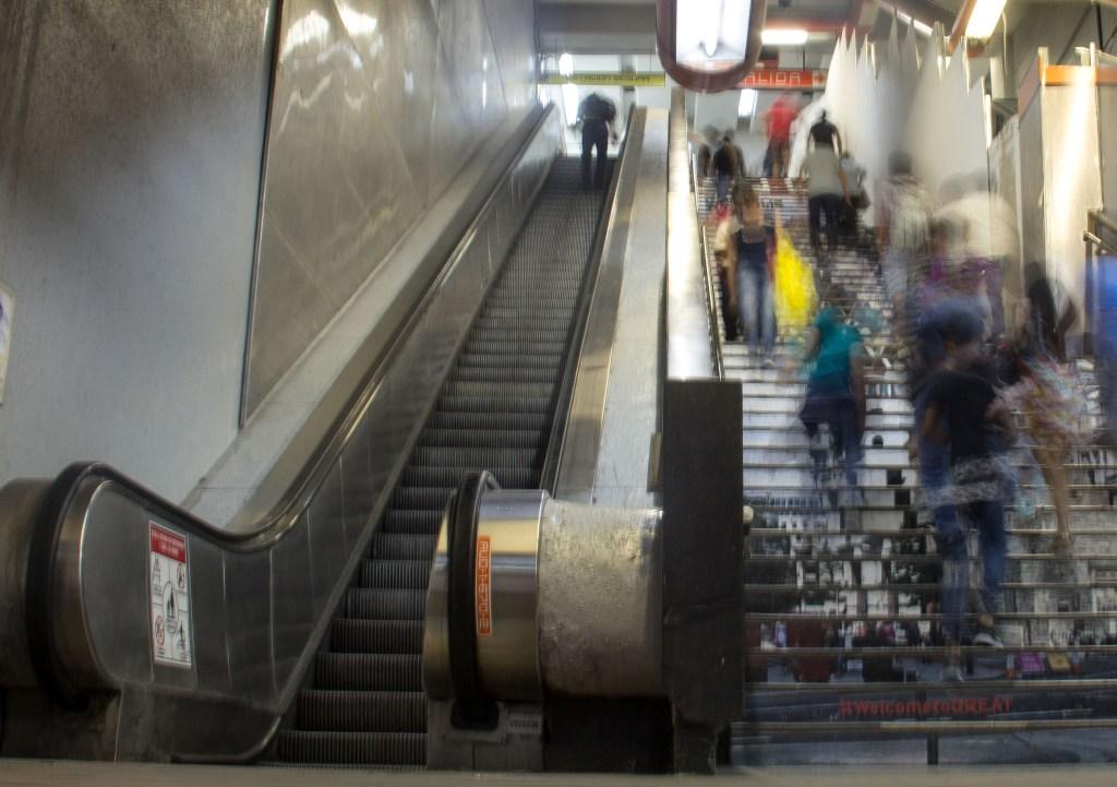 Una mujer y su hija cayeron por las escaleras eléctricas del Metro Balbuena. | Cuartoscuro