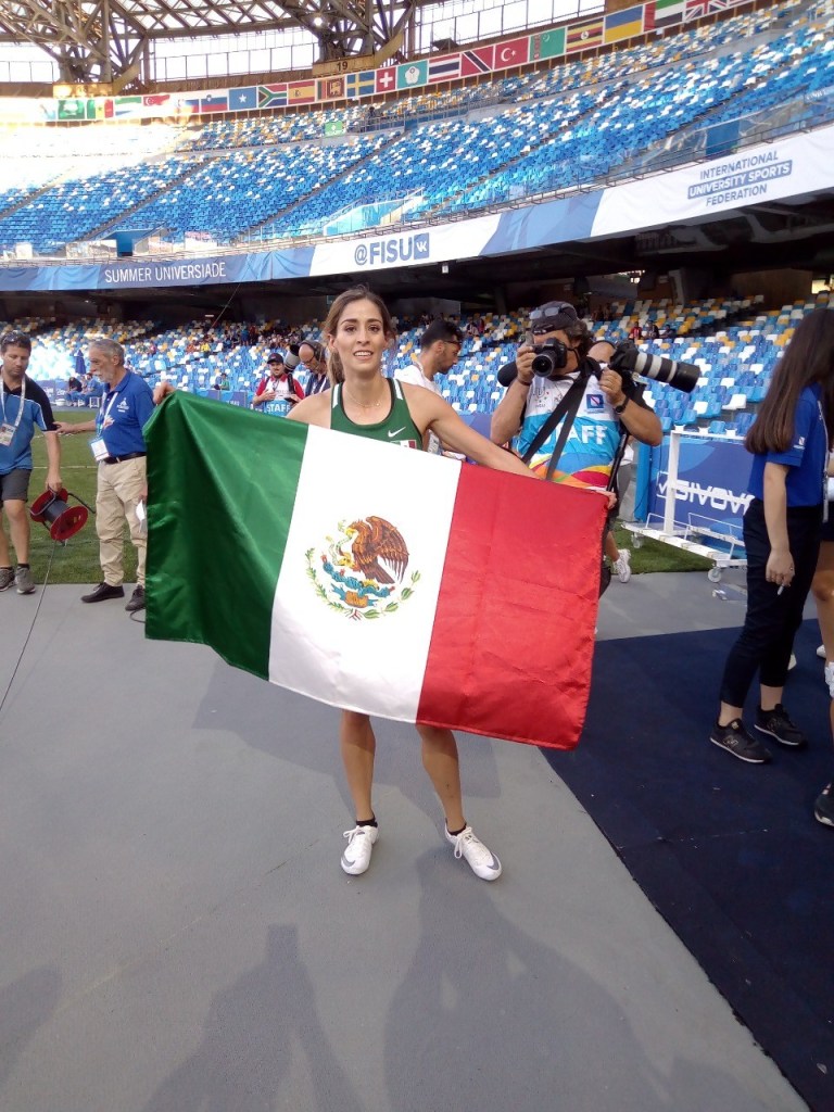 Paola Morán con la bandera de México. (Universiada Mundial)
