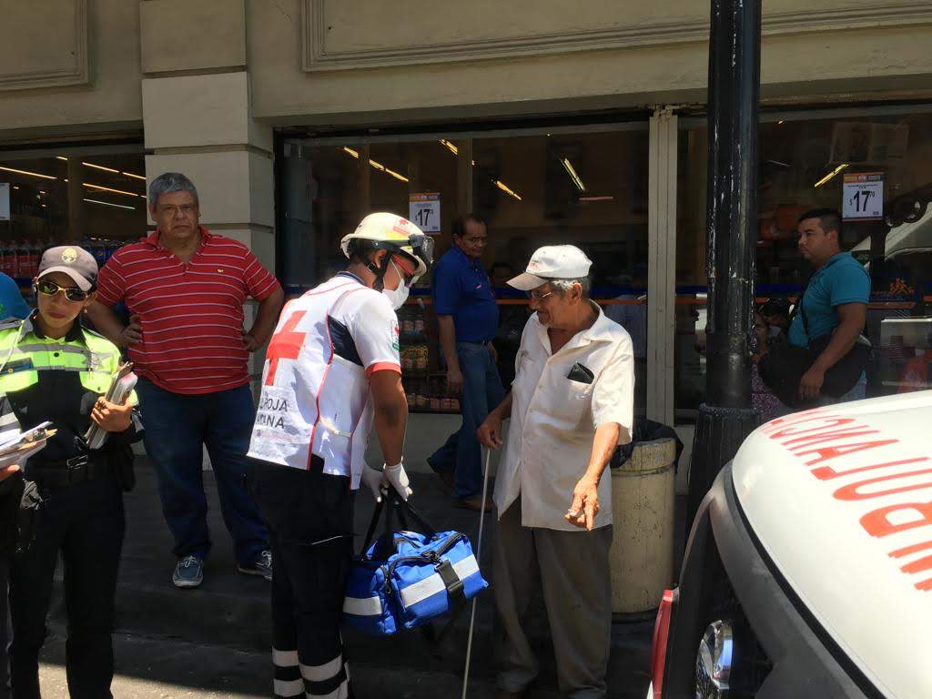 Paramédicos auxiliaron al adulto mayor.