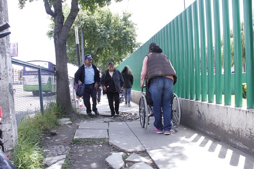 La situación complica el paso sobre todo a personas en silla de ruedas. (Claudia Aguilar)