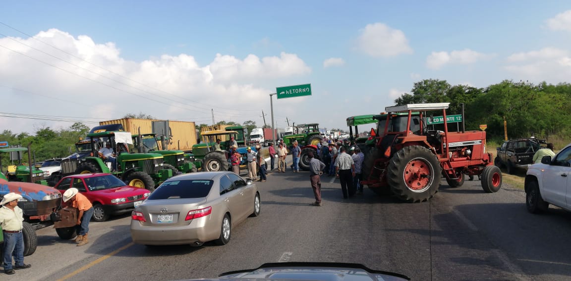 Bloqueo en carretera Tampico-El Mante por parte de productores del campo (Foto/Reynaldo Gutiérrez)